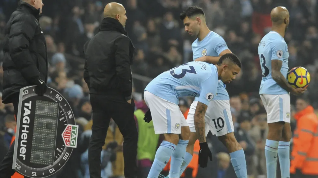Sergio Agüero z Manchesteru City je střídán Gabrielem Jesusem