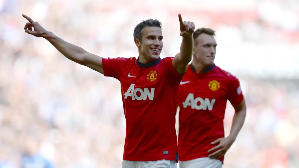 Slavící Robin van Persie (vlevo)