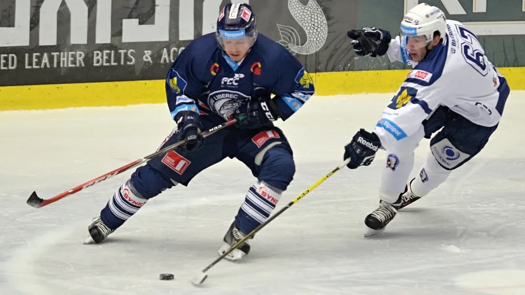 Jan Stránský (vlevo) z Liberce v souboji o puk s Janem Holým z Plzně