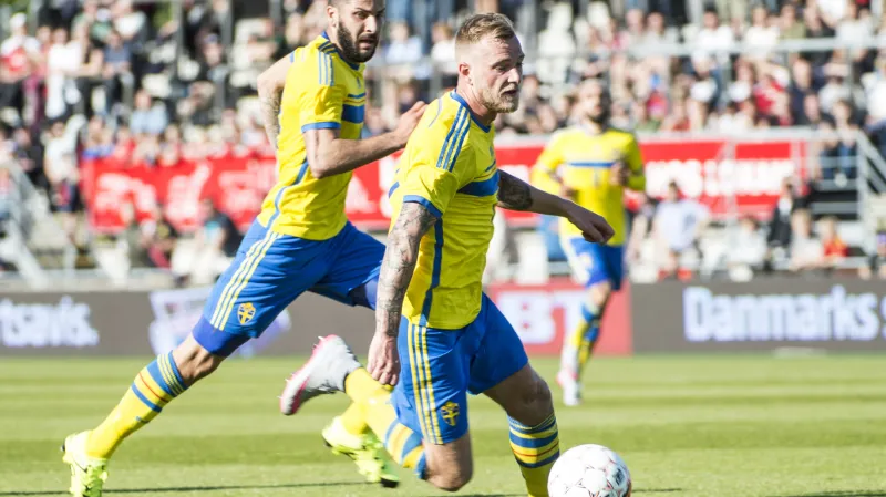 Útočník John Guidetti (v popředí)