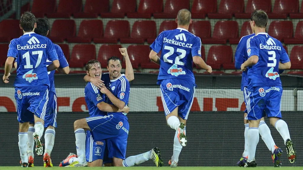Olomoučtí fotbalisté slaví vítězství nad Spartou