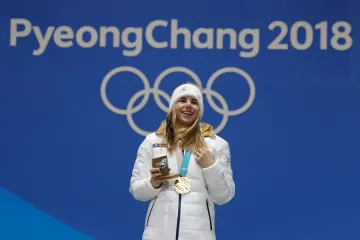 Ester Ledecká se zlatou olympijskou medailí
