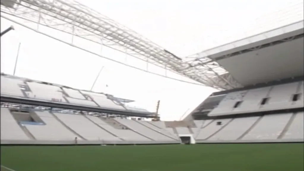 Stadion pro zahajovací zápas fotbalového MS má zpoždění
