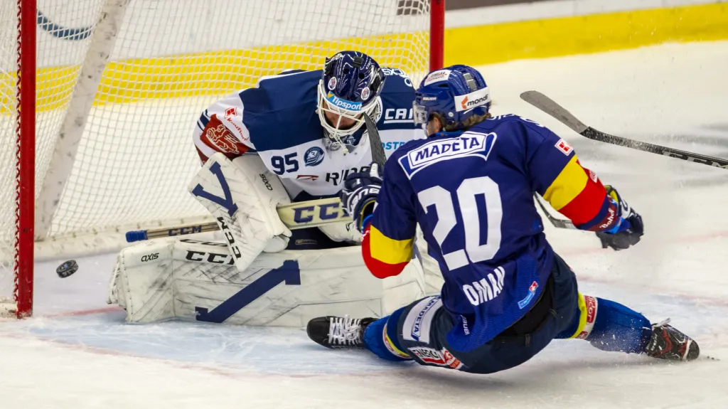 Českobudějovický forvard Matěj Toman dává gól Vítkovicím