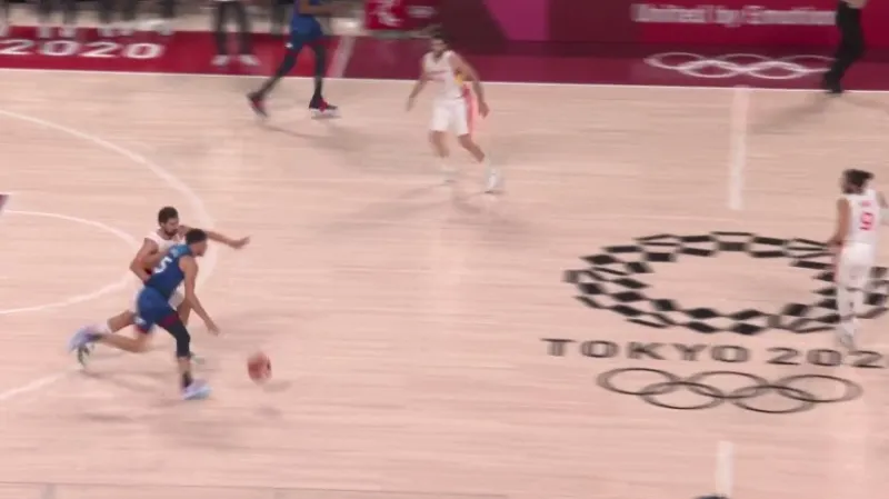 Závěr zápasu basketbalistů Španělsko - USA