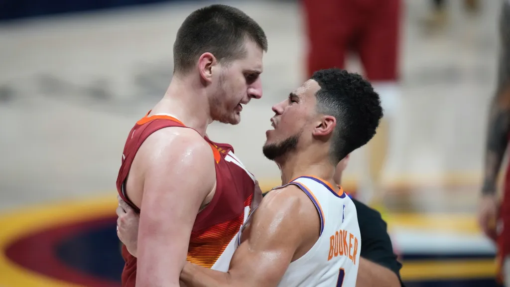 Rozepře mezi Nikolou Jokičem a Devinem Bookerem