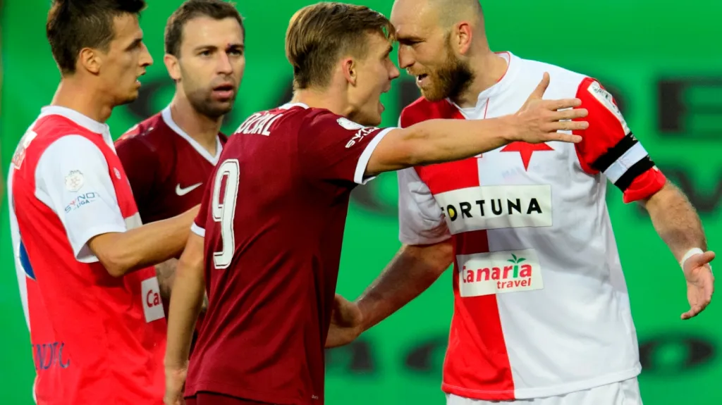 Slávista Martin Latka (vpravo) v diskusi s Bořkem Dočkalem ze Sparty