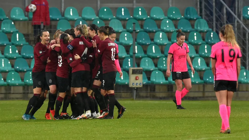 Fotbalistky Sparty (vlevo) oslavují gól v play-off Ligy mistryň