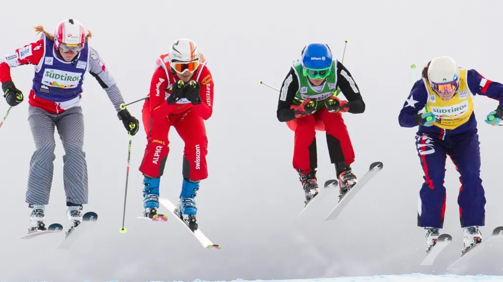 Skikrosařka Andrea Zemanová (druhá zprava)