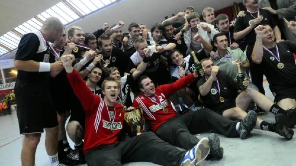 Hráči Karviné slaví titul