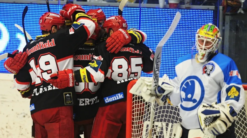 Hokejisté Hradce se radují z branky v síti Plzně