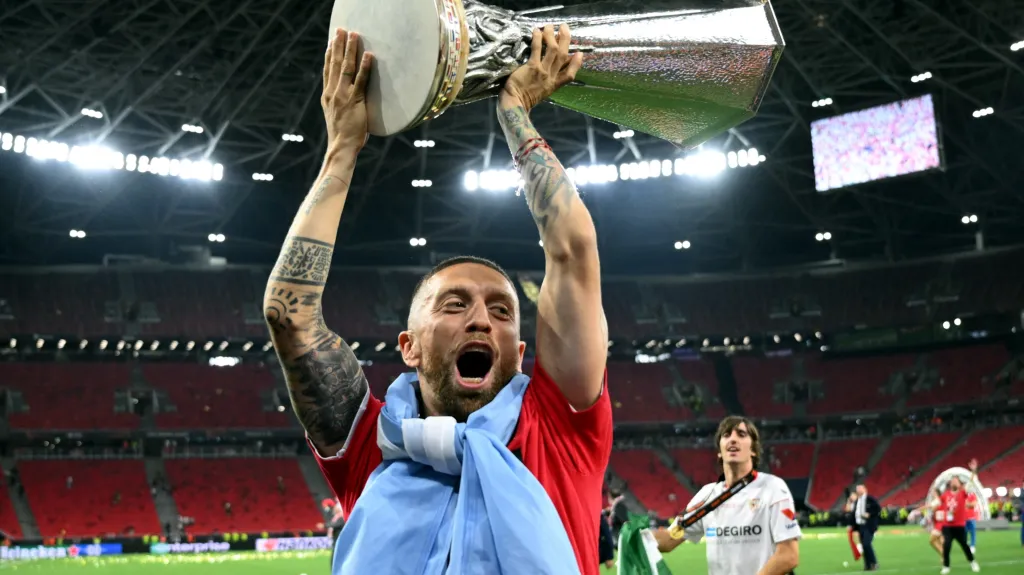 Alejandro "Papu" Gómez s trofejí pro vítěze Evropské ligy