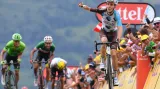Romain Bardet, v pozadí Rigoberto Urán a Fabio Aru
