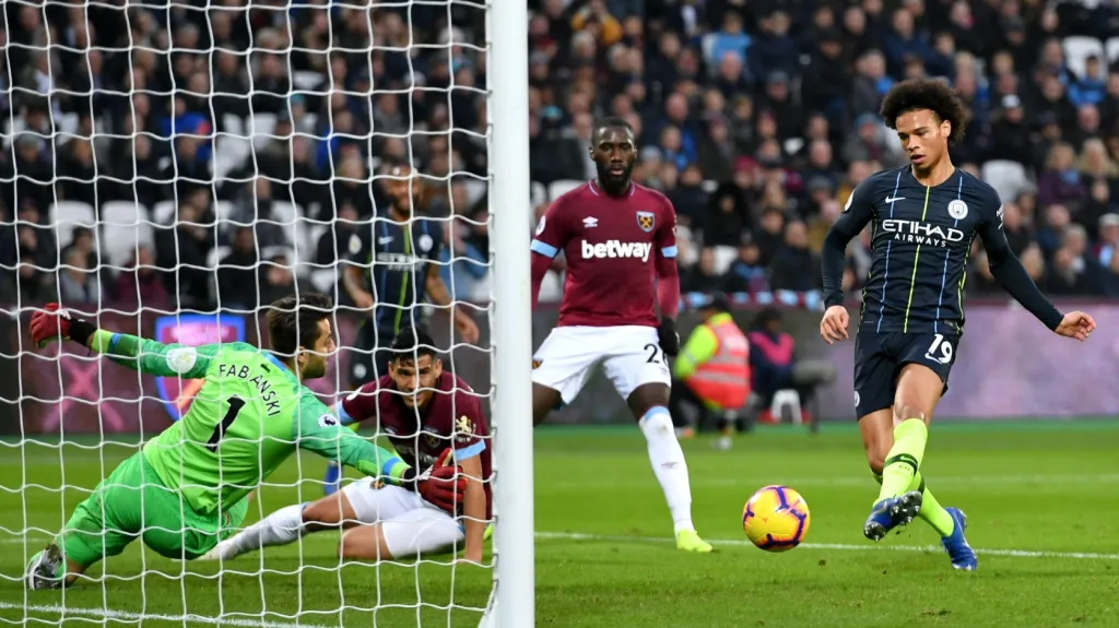 Leroy Sané z Manchesteru City střílí gól do sítě West Hamu
