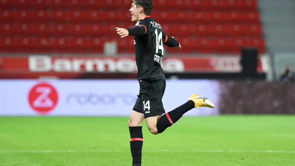 Patrik Schick z Leverkusenu se raduje z gólu 