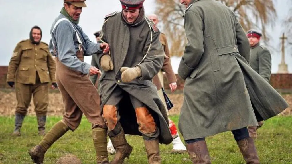 Svět si rekonstrukcí připomněl stoleté výročí slavného vánočního fotbalového klání