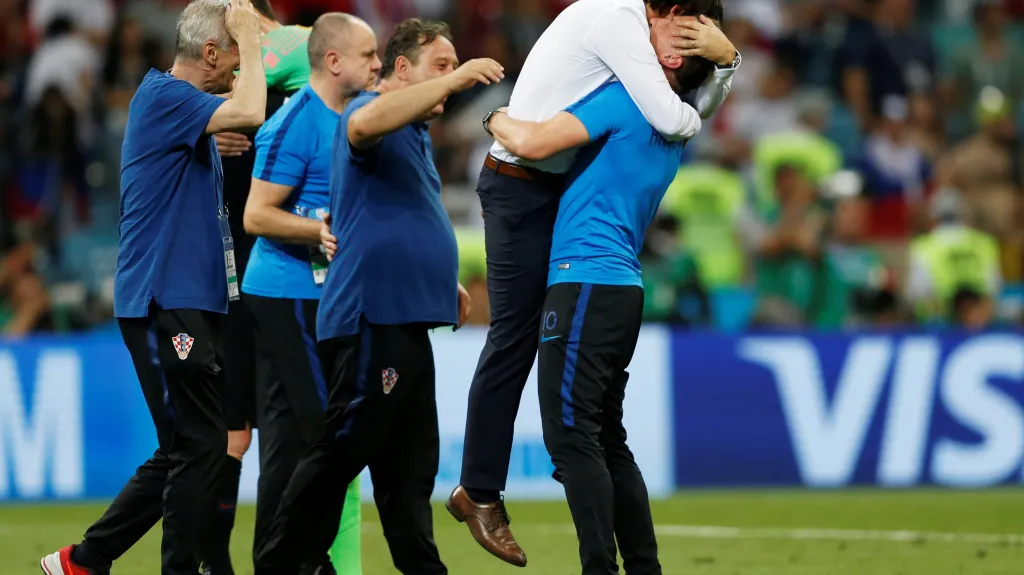 Chorvatský trenér Zlatko Dalič (v bílém) slaví postup se svým realizačním týmem