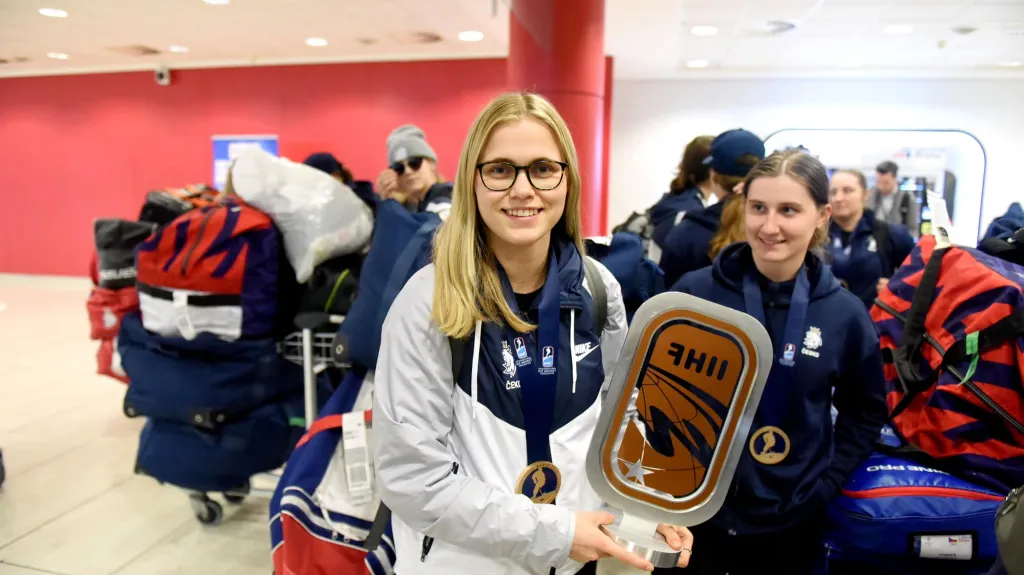 Manažerka českých hokejistek Tereza Sadilová s bronzem z MS
