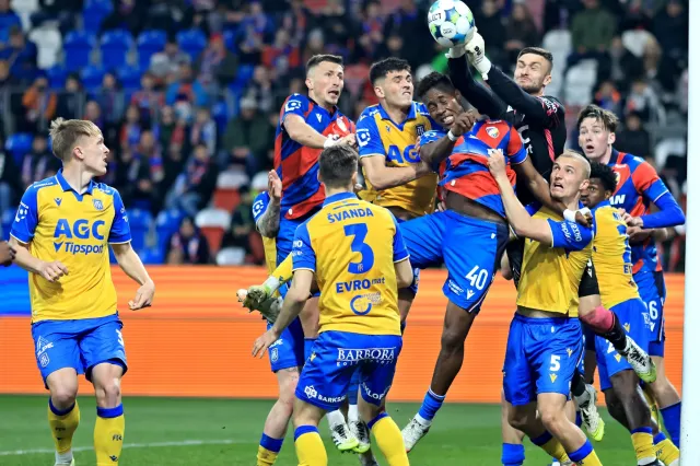 Branka Plzně na 2:1 byla regulérní, pardubický Vecheta měl být vyloučen