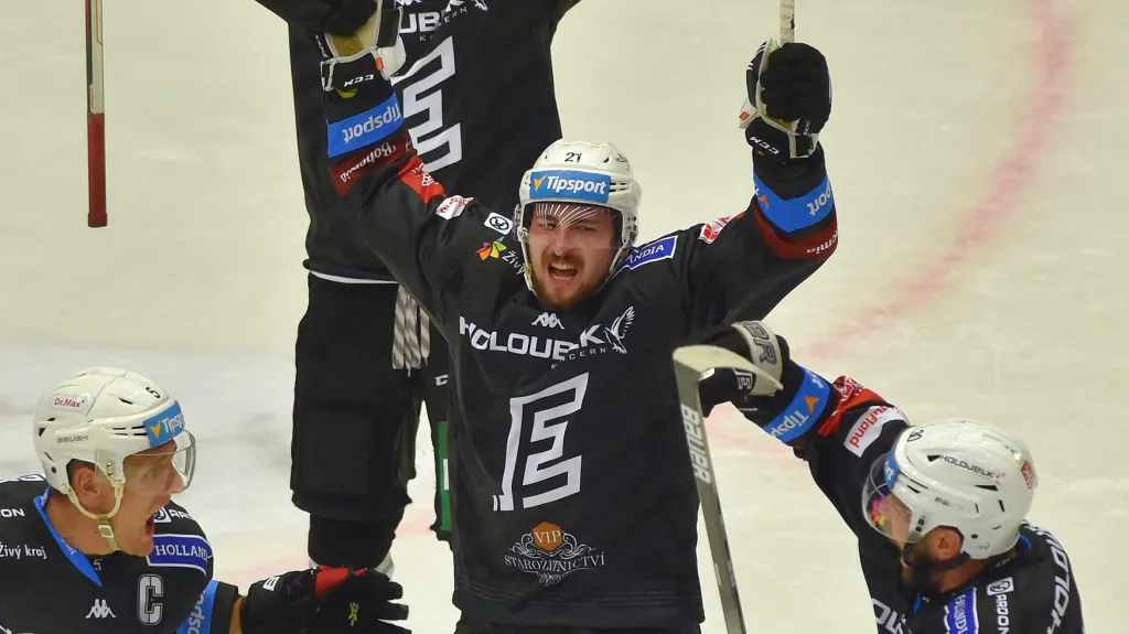 Jiří Černoch (uprostřed) se raduje se spoluhráči z Karlových Varů