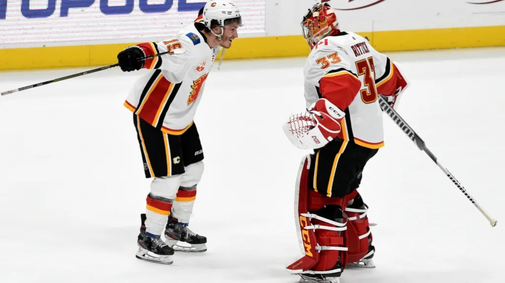 Brankář David Rittich se raduje s Matthewem Tkachukem