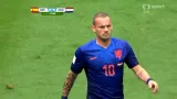 Šance v utkání Španělsko - Nizozemsko: Sneijder před Casillasem (8. min.)