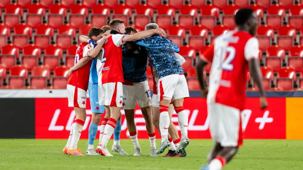 Hráči Slavie slaví vítězství a zisk titulu