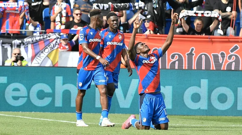 Rafiu Durosinmi slaví gól v dresu Plzně