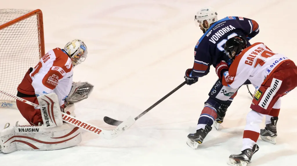 Michal Vondrka z Chomutova (v tmavém) překonává Konráda z Olomouce
