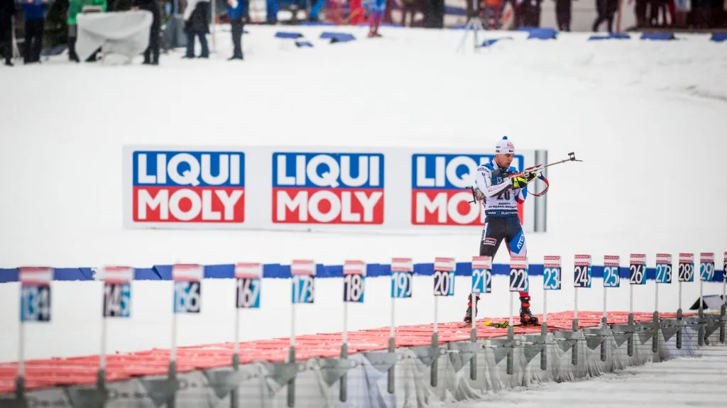 Michal Krčmář zcela osamocen na střelnici v Le Grand Bornand