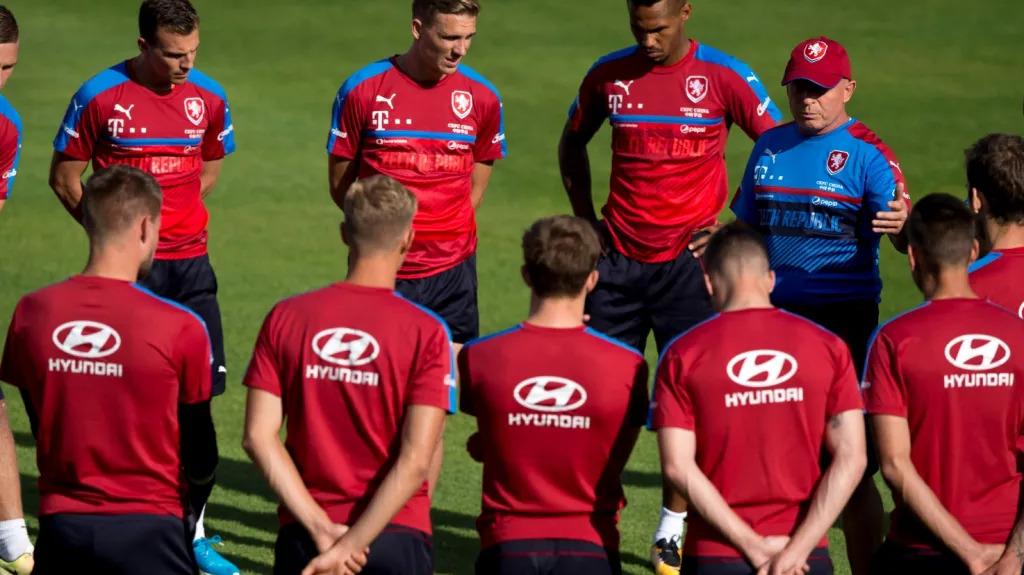 Trenér Karel Jarolím na tréninku české reprezentace