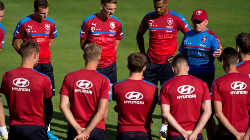 Trenér Karel Jarolím na tréninku české reprezentace