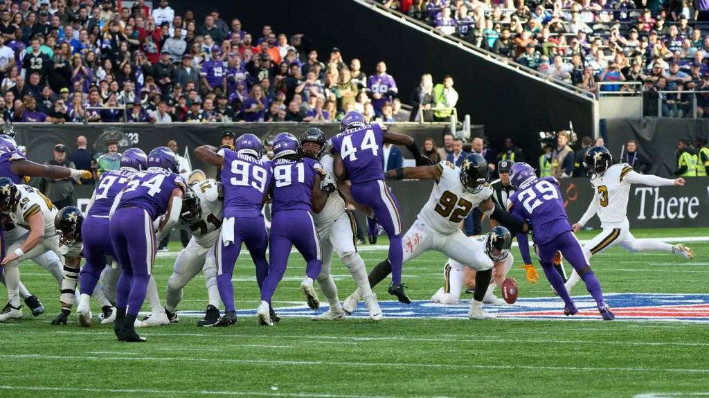 Wil Lutz kope na branku Minnesoty