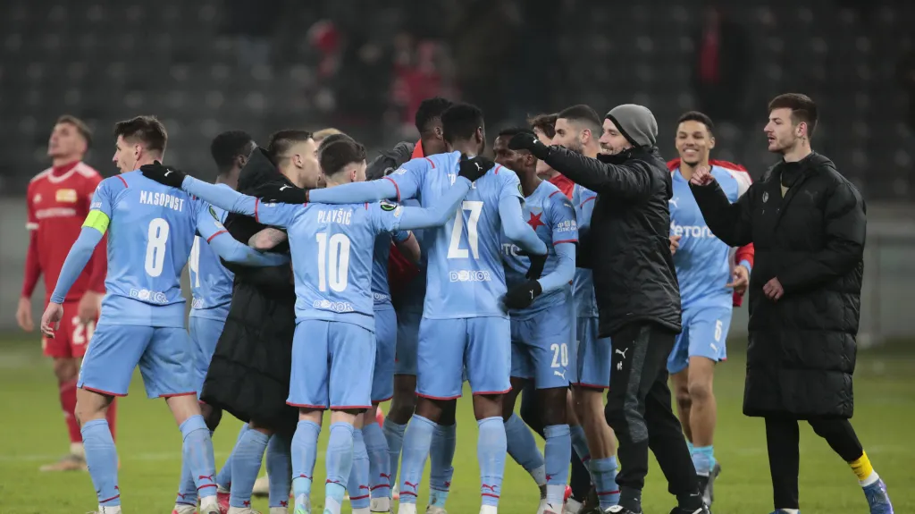 Radost fotbalistů Slavie po postupu 