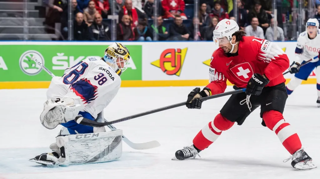 Švýcarská legenda Ambühl překonává norského gólmana Holma