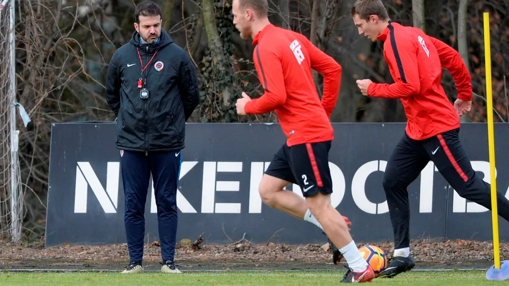 Kouč Sparty Andrea Stramaccioni sleduje své svěřence během přípravy