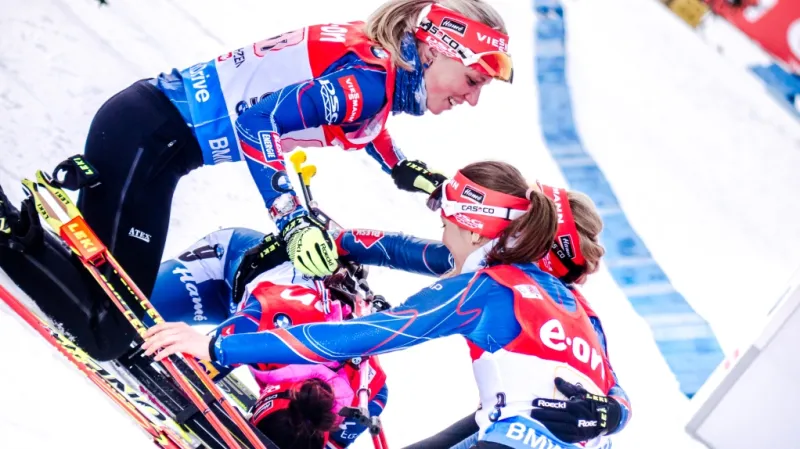 Sestřih štafety biatlonistek v Hochfilzenu