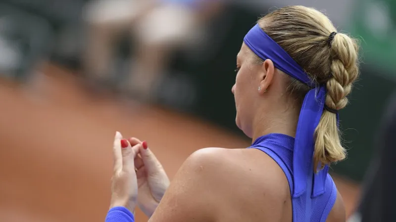 Petra Kvitová rozcvičuje zraněnou ruku