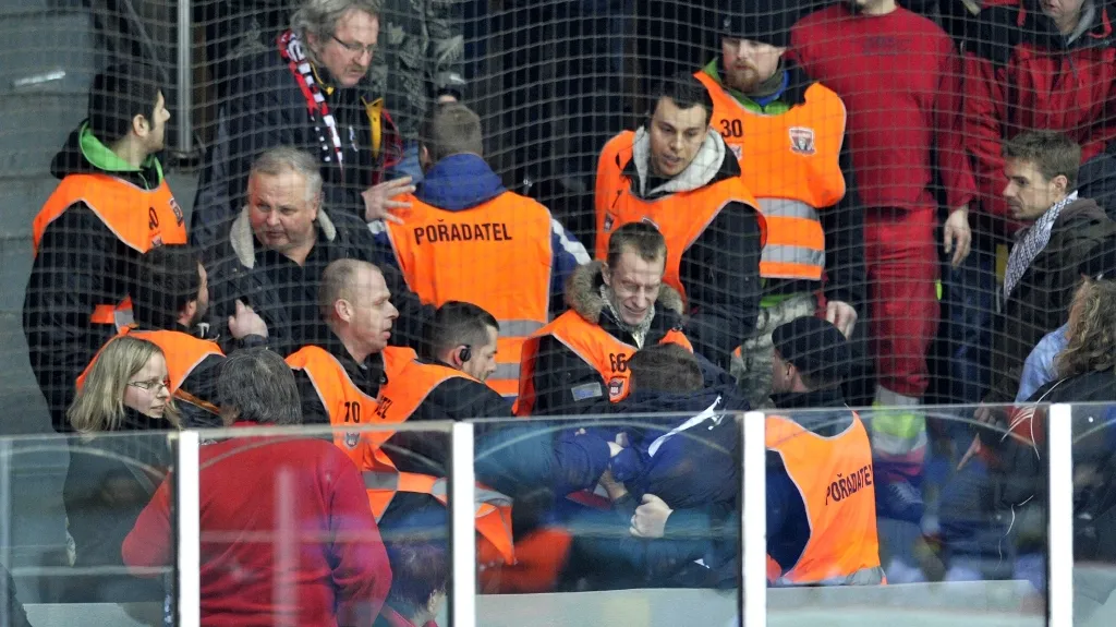 Zákrok královéhradecké ochranky během zápasu s Plzní