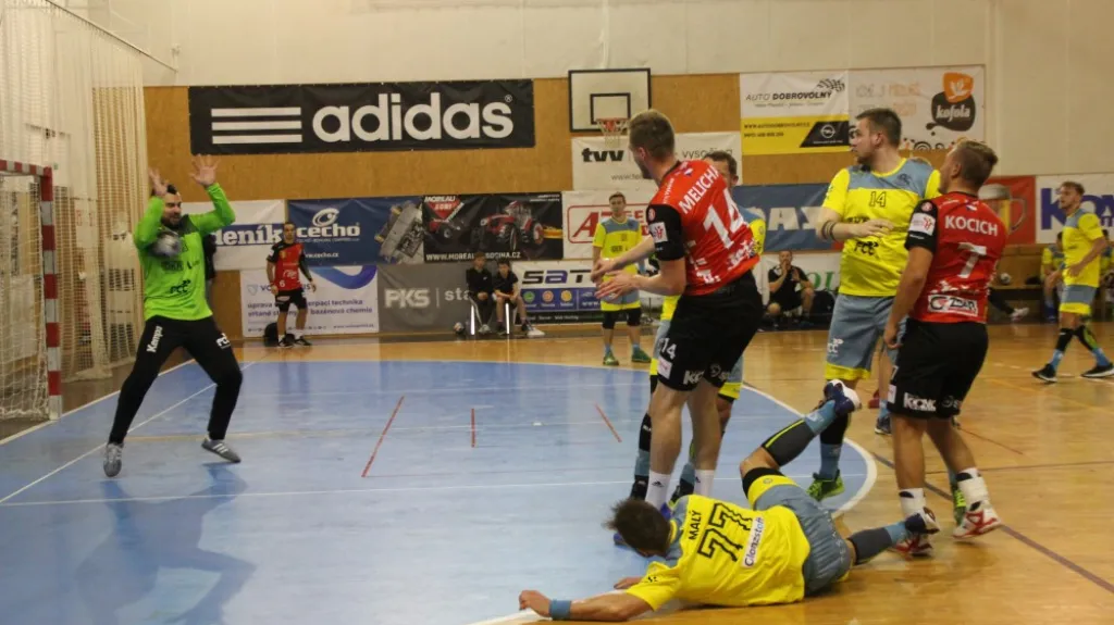 Házenkáři Nového Veselí (v červeném) v souboji s Lovosicemi