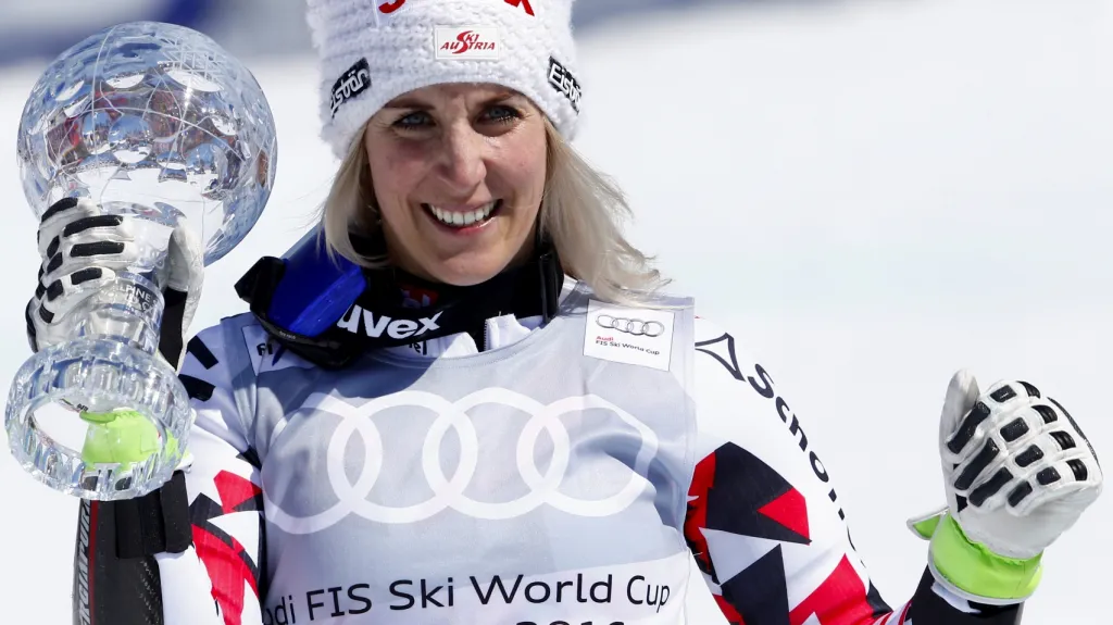 Rakouská lyžařka Eva-Maria Bremová s malým glóbem za vítězství v obřím slalomu