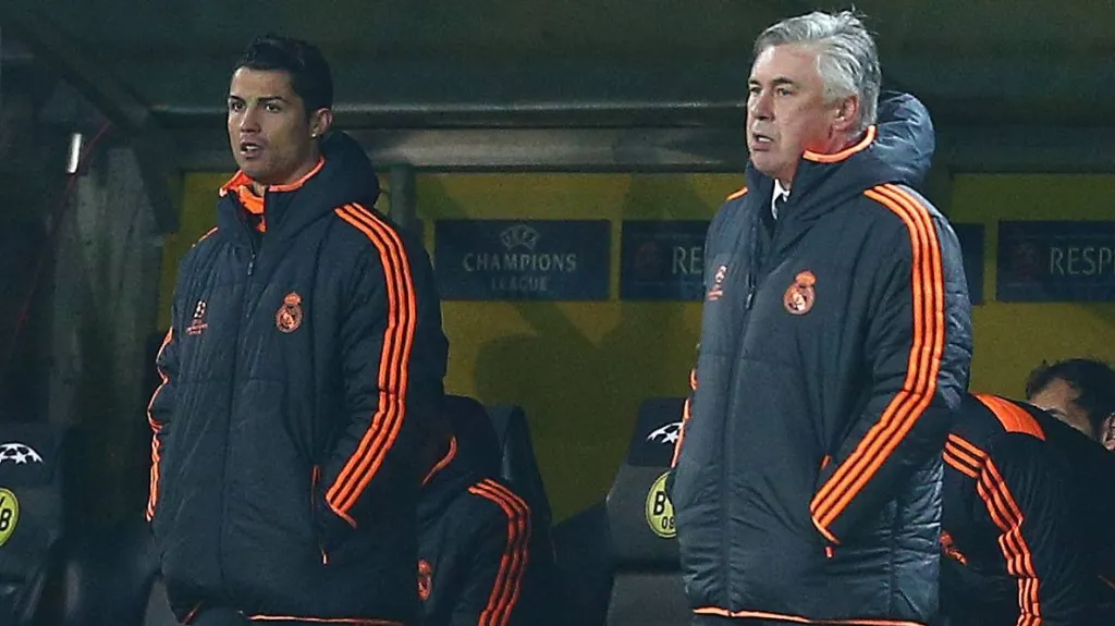 Cristiano Ronaldo (vlevo) a Carlo Ancelotti, trenér Realu Madrid
