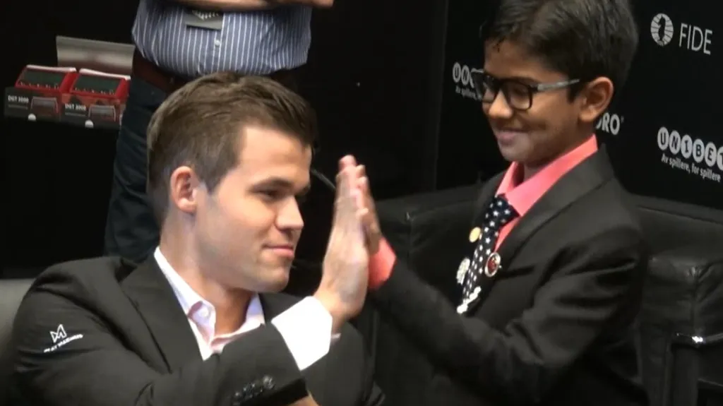 Anglicko-indický šachový talent S. Royal provedl slavnostní první tah sedmé partie