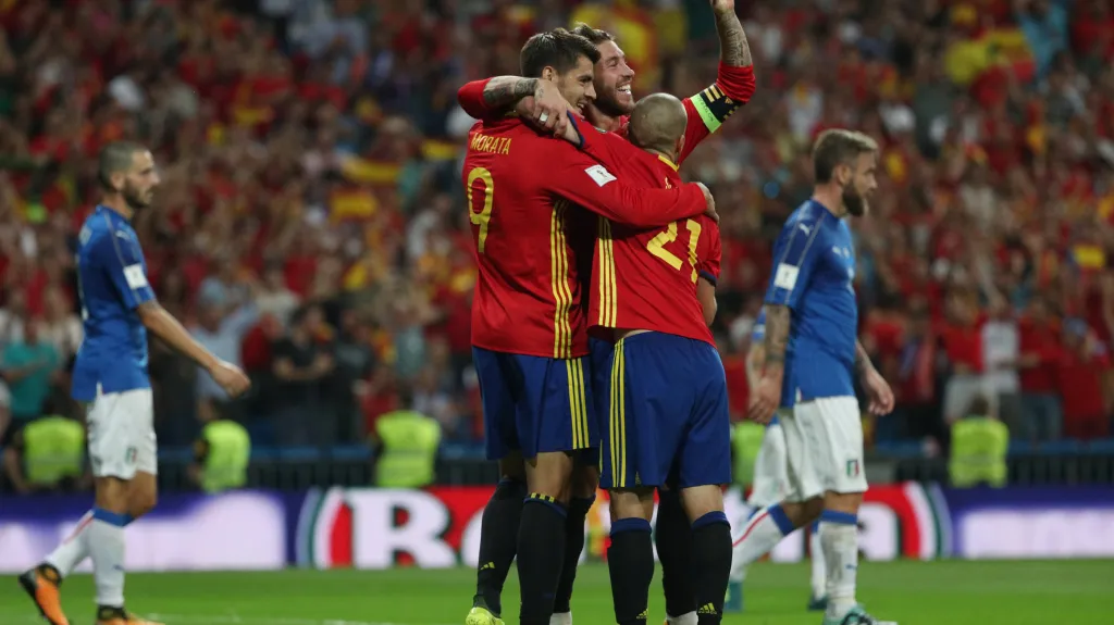 Španělé se radují z branky v síti Itálie