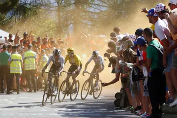 Zleva Egan Bernal, Geraint Thomas a Chris Froome na Tour de France