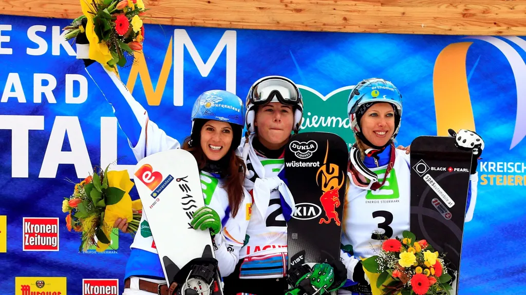 Ester Ledecká (uprostřed) slaví s Julií Dujmovitsovou (vlevo) a Marion Kreinerovou