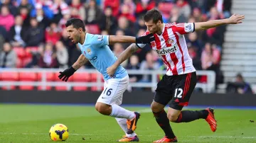 Ondřej Čelůstka ze Sunderlandu brání Sergia Agüera z Manchesteru City