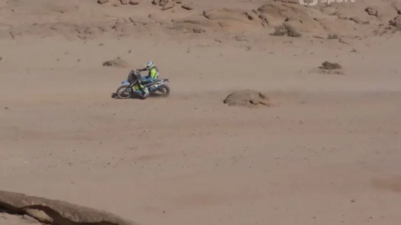 Motocyklisté řešili ve 3. etapě komplikace s kontrolním bodem