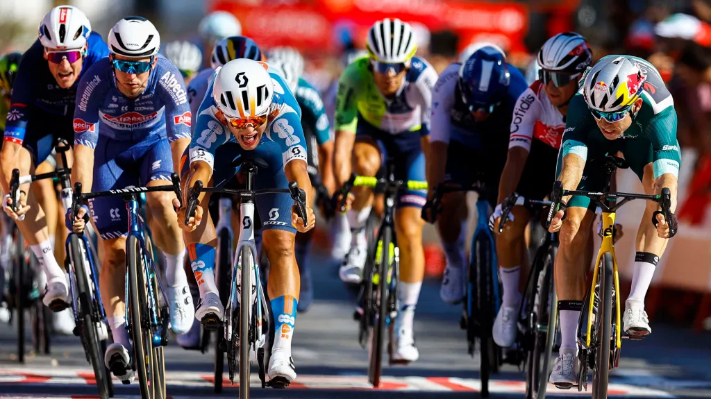 Pavel Bittner poráží Wouta van Aerta na Vueltě