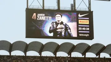 Infografická tabule na San Siru oznamuje příchod Javiera Zanettiho na hřiště